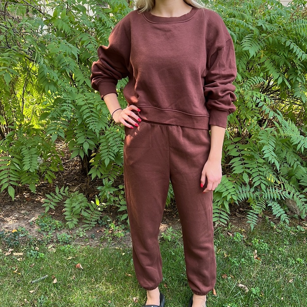 Zara - Women’s slightly cropped sweatshirt and sweatpant ensemble.